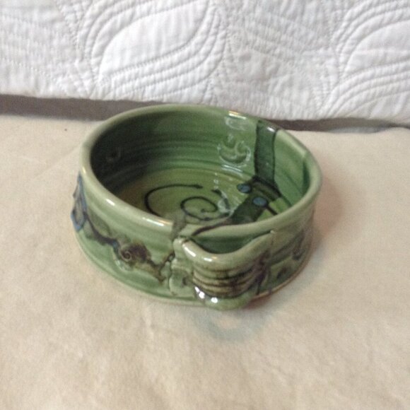 Mosquito Mud Green Studio Dish/Bowl. Signed, Hand thrown, Artistic, Collectible - Picture 3 of 4